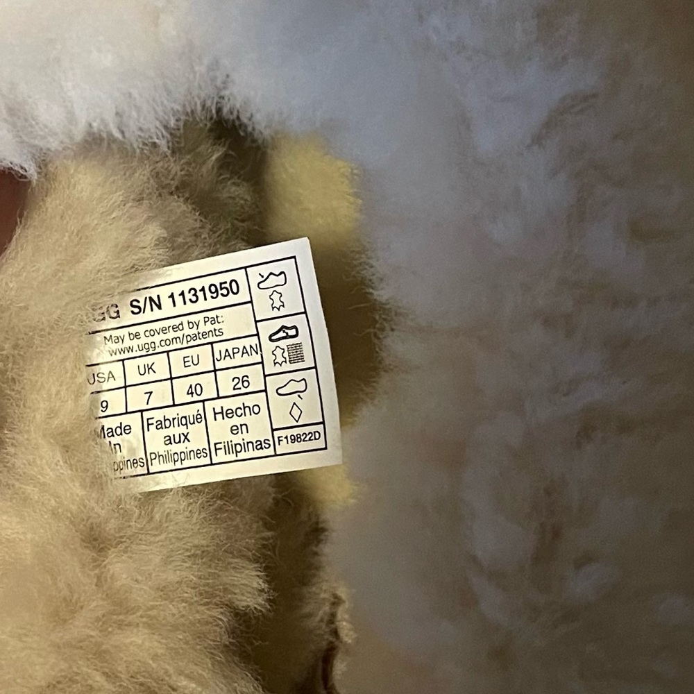 NWOT women’s UGG classic cozy shearling bootie in natural Size US 9 UK 7 EU 40 - Picture 5 of 9